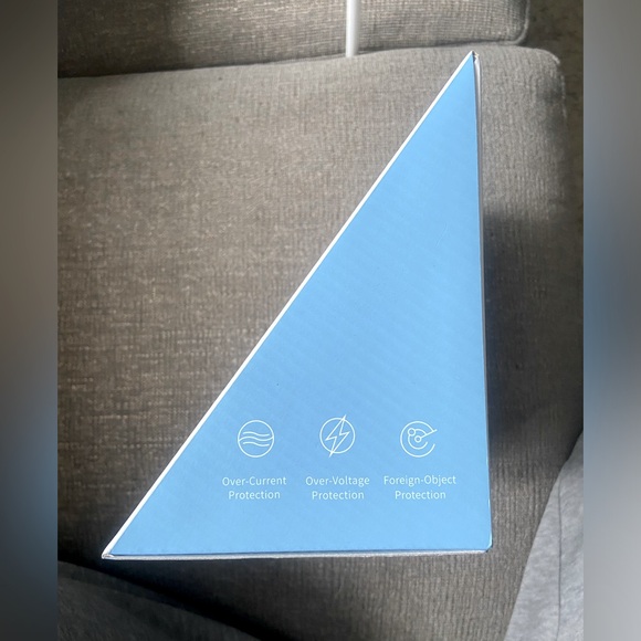 BNIB - Brand new in box 3 in 1 fast charger 15W wireless charger - Picture 2 of 3